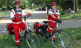 Foto: DRK-Helfer mit Einsatzfahrrad.